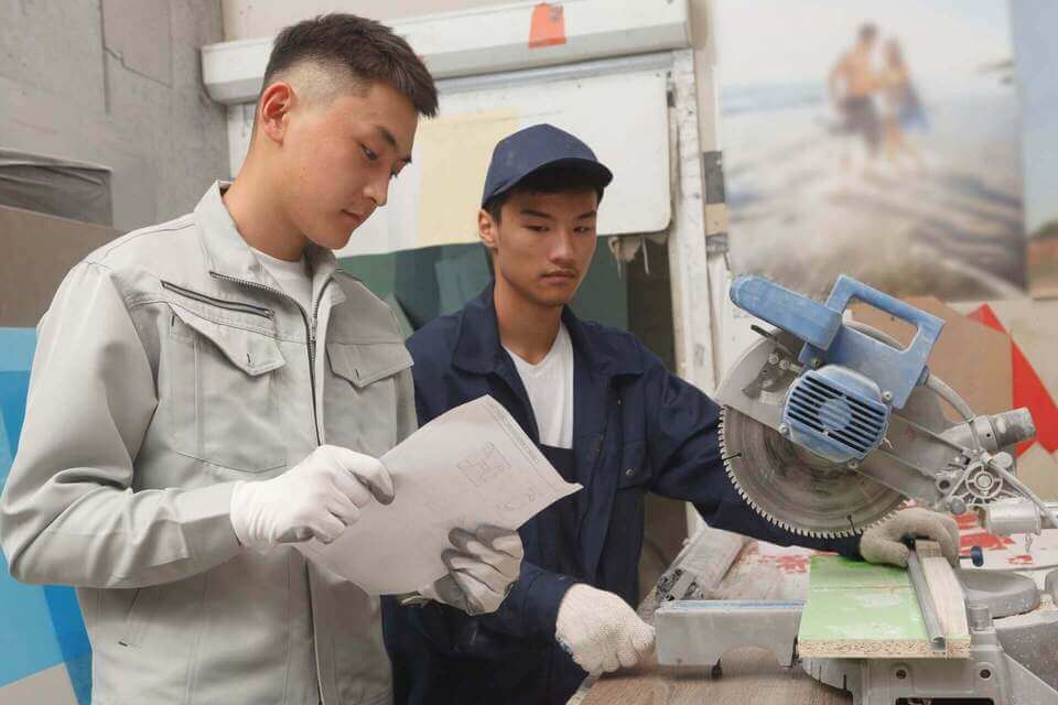 お仕事を教えてもらっている外国人技能実習生