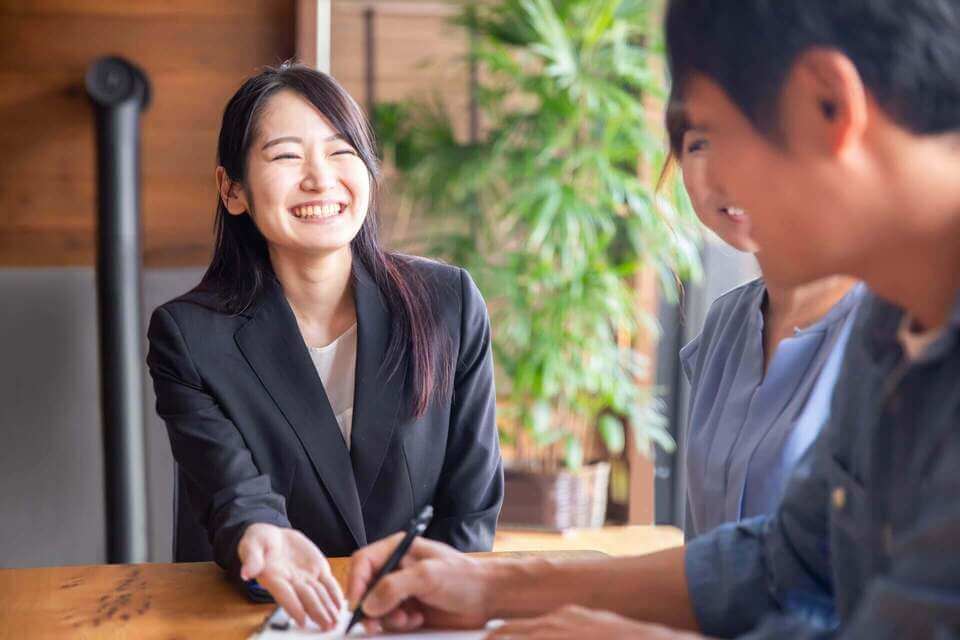 お仕事を教えてもらっている外国人技能実習生3