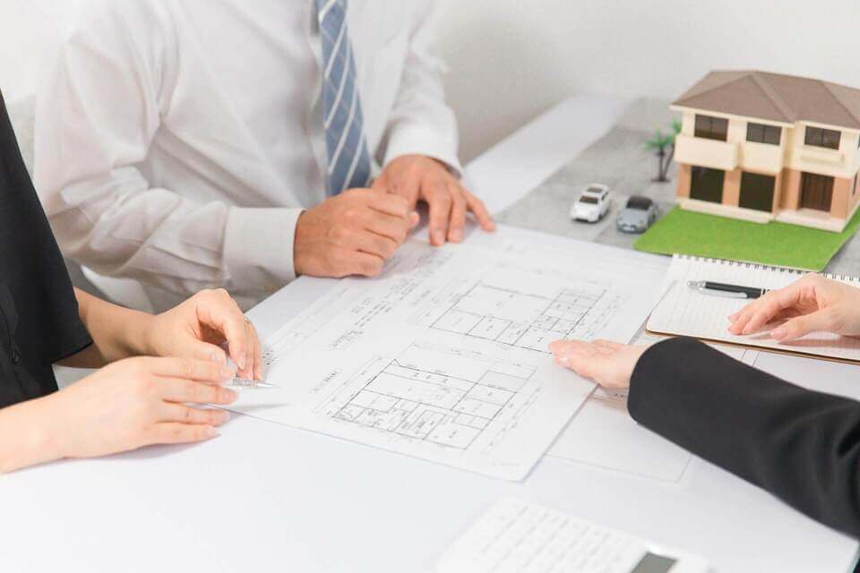 間取りを見せながら不動産を紹介